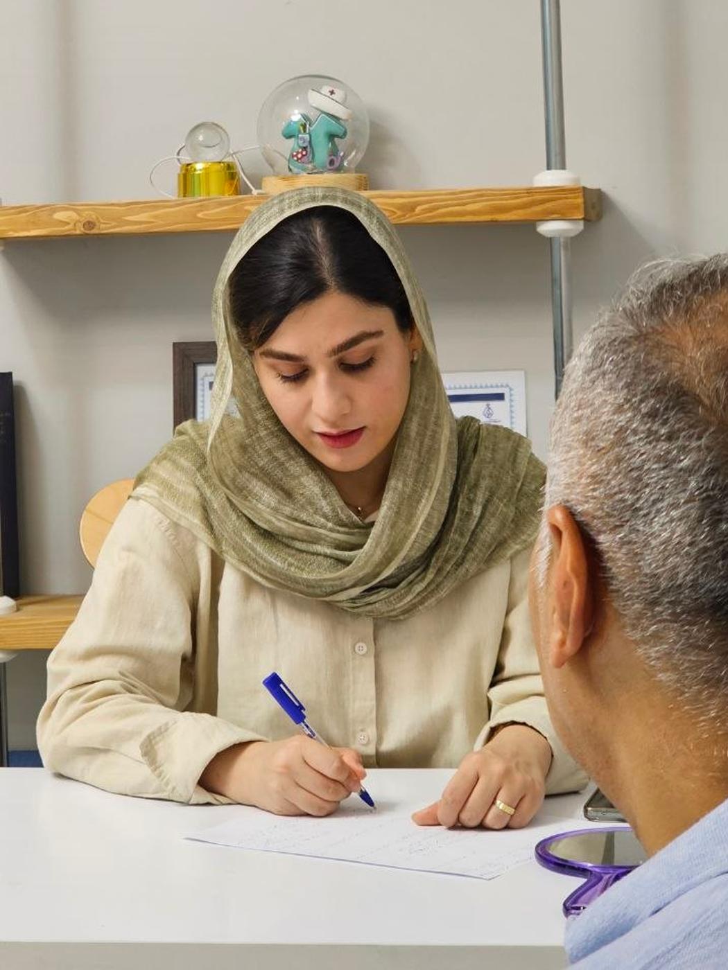 جلسهٔ مشاورهٔ تغذیه در دپارتمان لاغری کلینیک روناس بوشهر